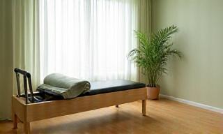 落ち着いた雰囲気のピラティススタジオ内装